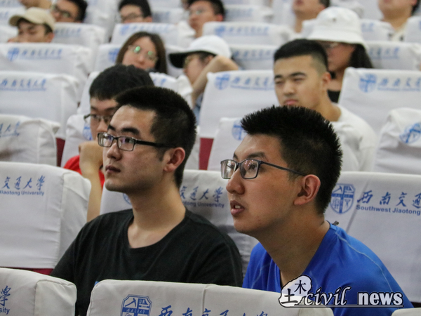 1562483036771060754.jpg 观众.jpg